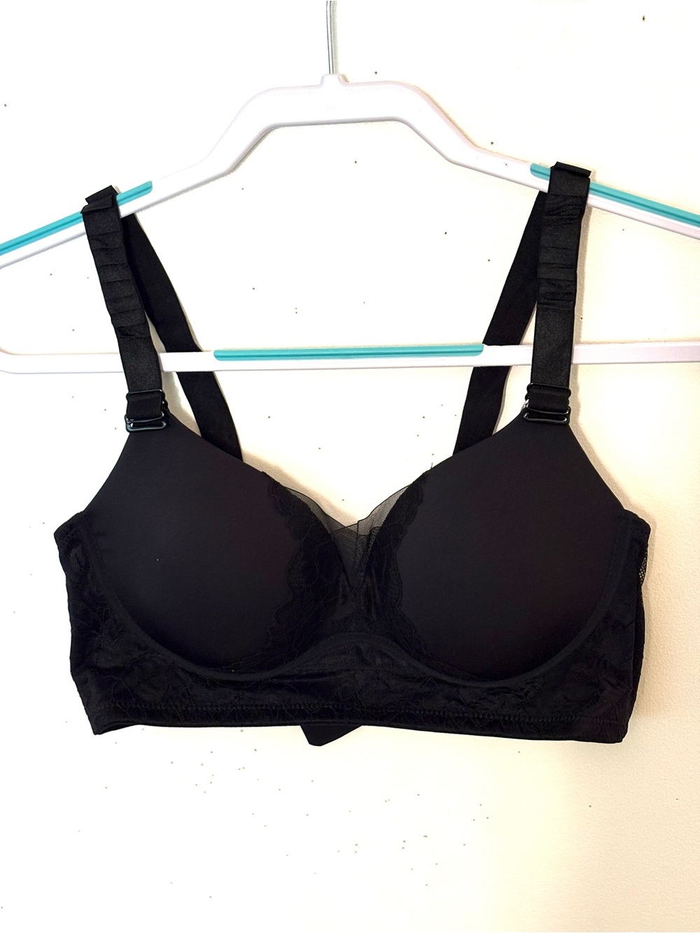 SonaShape Black Lace-Trim Wireless Bra - Women Intimates & Sleepwear. Size M.EUC